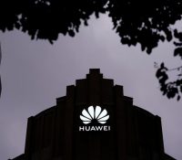 Tin độc quyền Reuters: ‘Mỹ xác định Huawei và 19 công ty do quân đội Trung Quốc đứng sau’